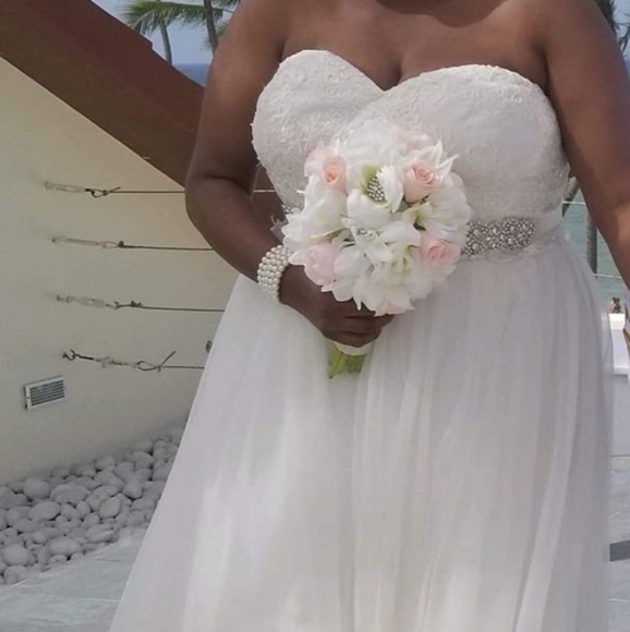 Wedding dress by David's Bridal - Picture 2 of 5